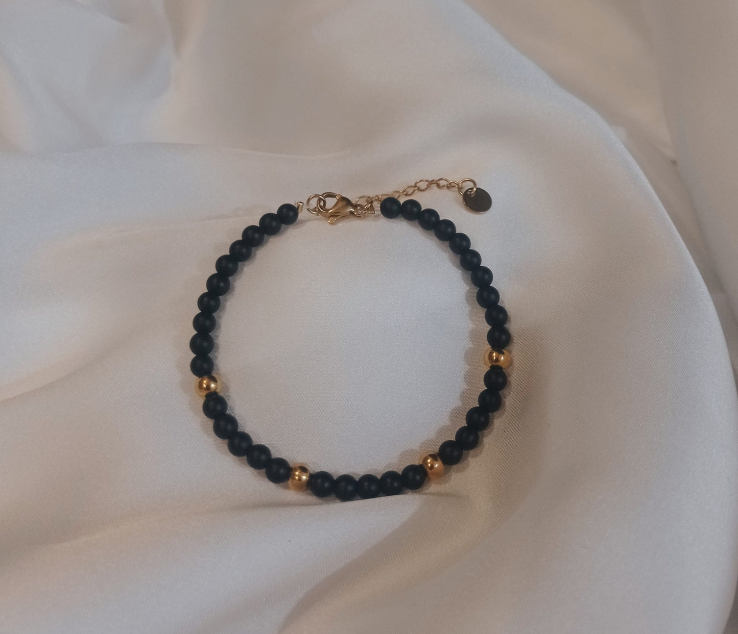 Pulsera con piedras negras